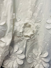 Load image into Gallery viewer, Armani - DAISY WHITE (small)
