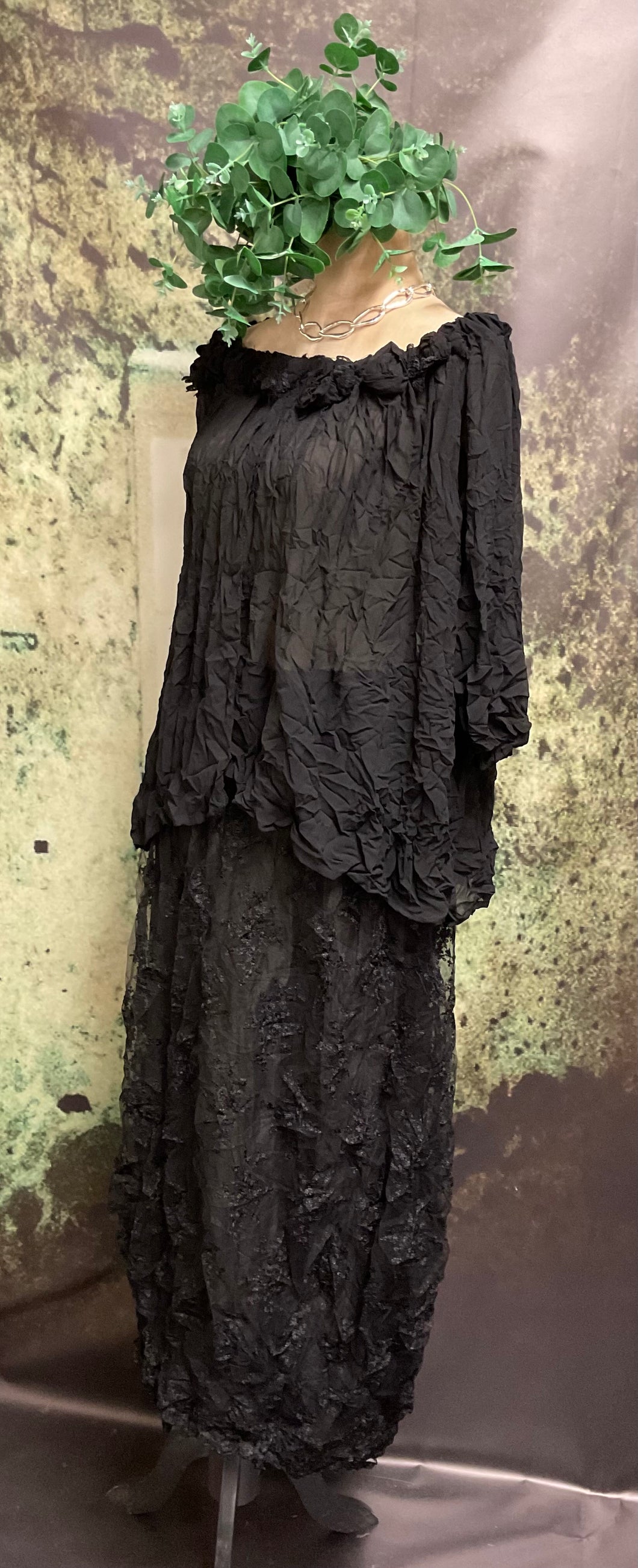 #5438 Bubble hem black lace midi skirt