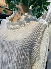 Load image into Gallery viewer, Blouse: CREAM
