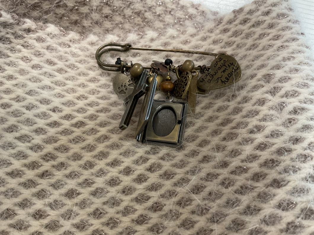 Brooch - BRONZE