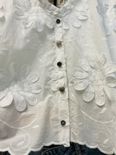 Load image into Gallery viewer, Armani - DAISY WHITE (small)
