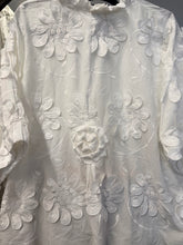 Load image into Gallery viewer, White Daisy Armani
