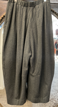 Load image into Gallery viewer, Pocket Pants - KHAKI PLAID
