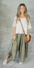 Load image into Gallery viewer, Moss linen greer pant with elastic waist
